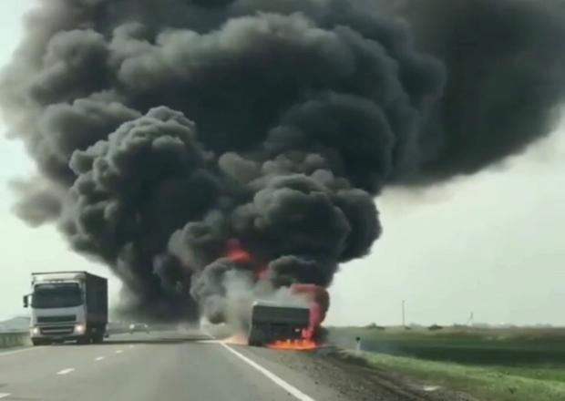 В Краснодарском крае на трассе сгорел грузовик