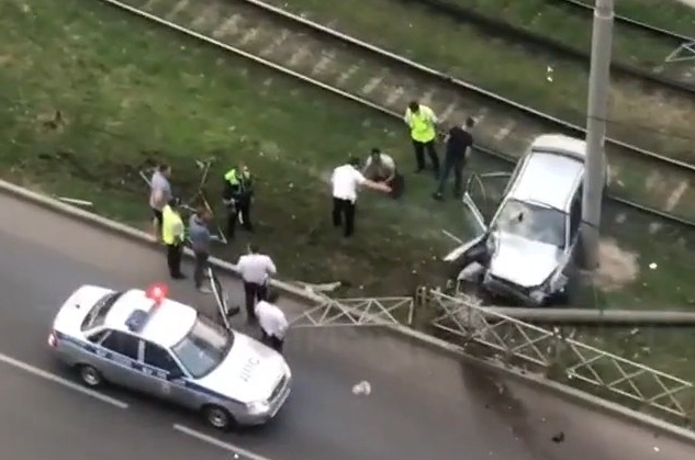 Машина снесла столб в центре Краснодара в ходе погони