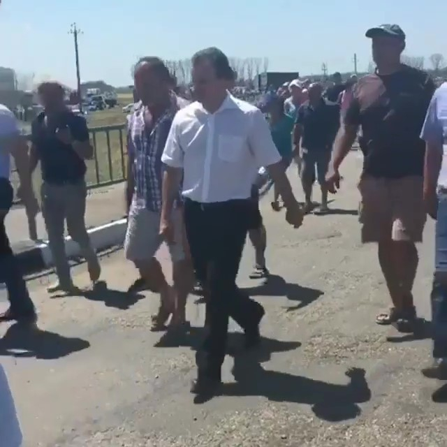 Губернатор Кубани прибыл к бастующим жертвам града