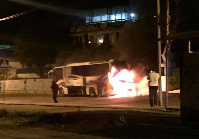 В Новороссийске сгорел автобус футбольной команды «Астрахань»