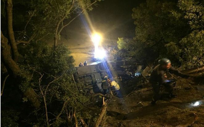 Автобус и иномарка сорвались с обрыва на Кубани: погибли три человека