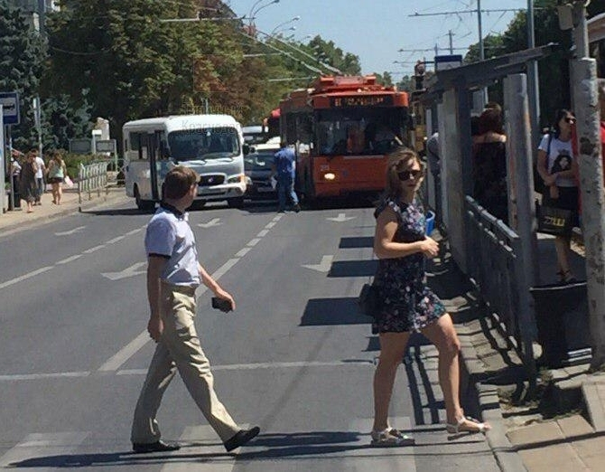 Автобус, троллейбус и легковушка столкнулись в Краснодаре