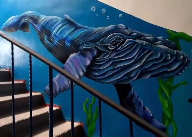 Три года художница из Армавира превращала подъезд в океанариум