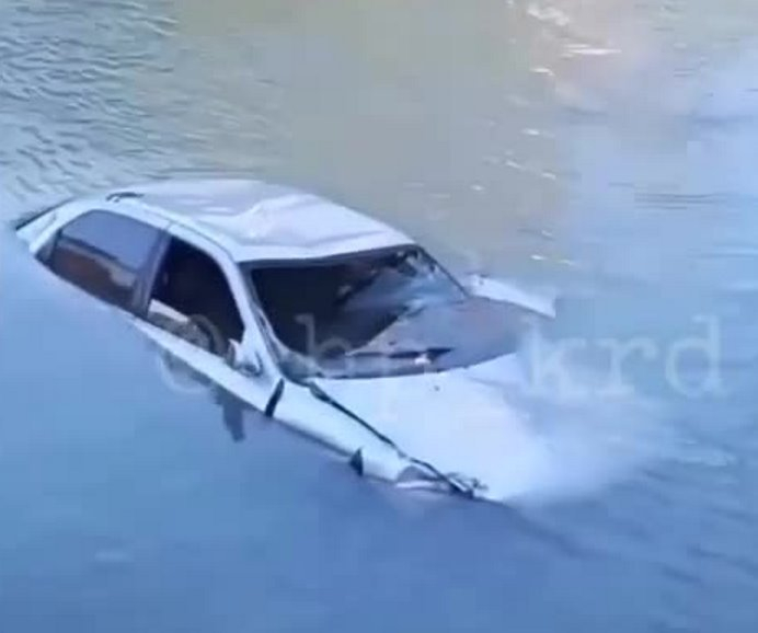Сочинка сбросила машину в реку вместе с собой после ссоры
