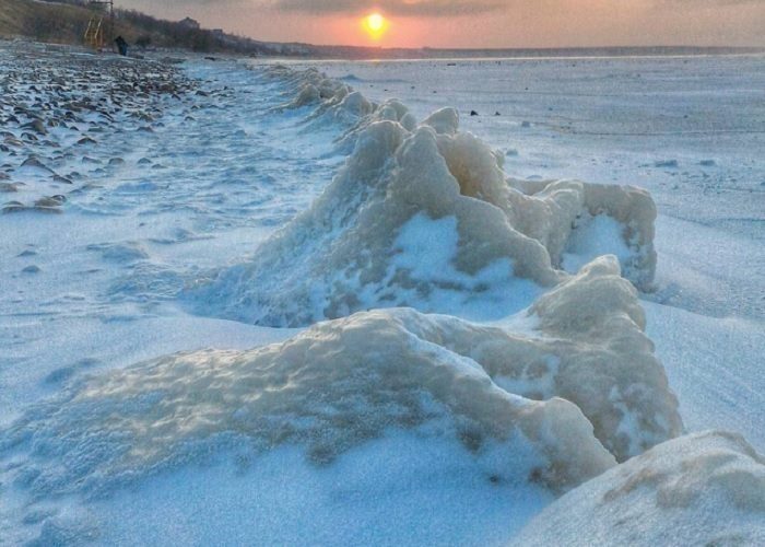 Интернет заполнили фотографии замерзшего Азовского моря