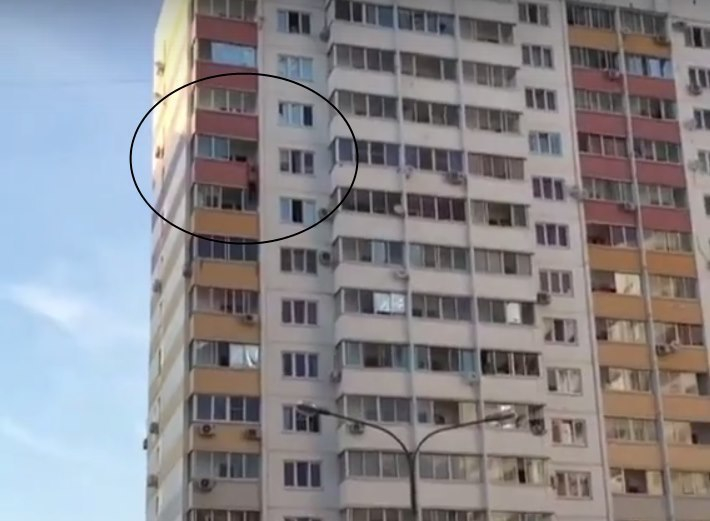 В Краснодаре мужчина повис на балконе между 11 и 12 этажом — очевидцы сняли видео