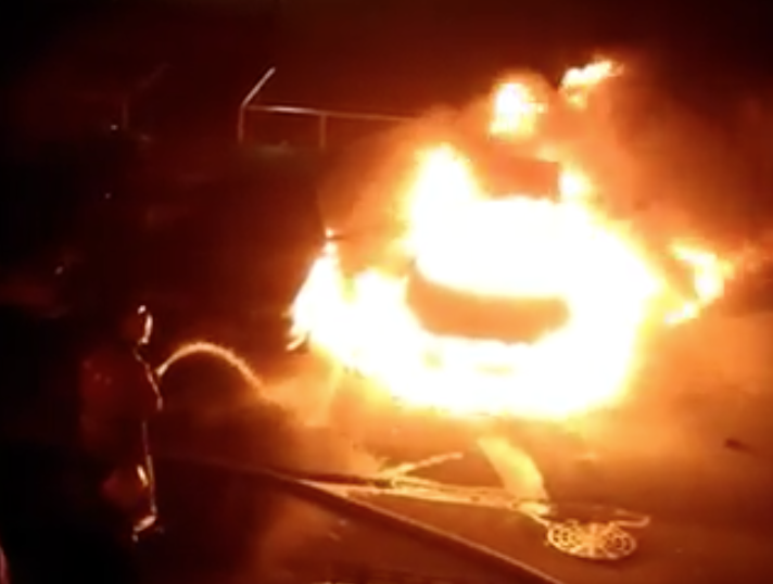 В Краснодаре тушение пылающей машины сняли на видео