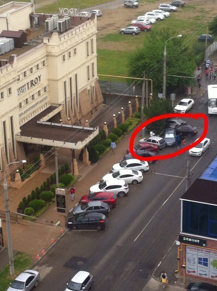В Краснодаре автомобилист протаранил четыре машины на парковке