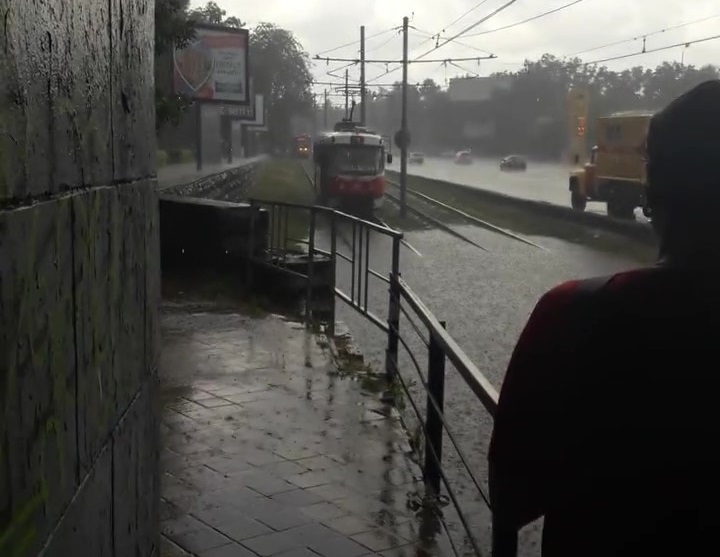 Трамваи опять встали из-за ливневого озера на Вишняковской в Краснодаре
