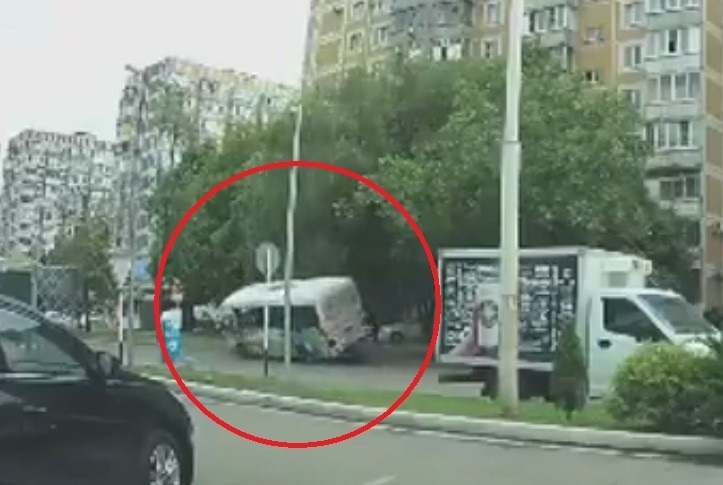 В Краснодаре водитель маршрутки отвлекся от дороги и снес дерево