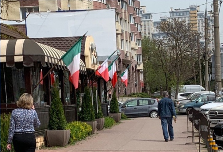 Краснодарский ресторан снял итальянские флаги после жалоб жителей
