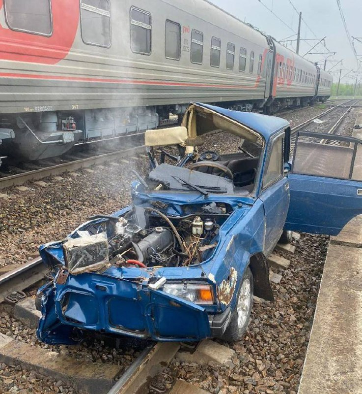 Поезд, следовавший из Краснодарского края, разорвал легковушку на ж/д путях