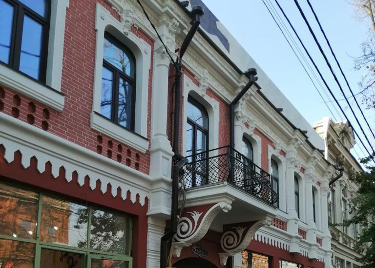 Фасад здания паровой фабрики в Краснодаре отреставрировали