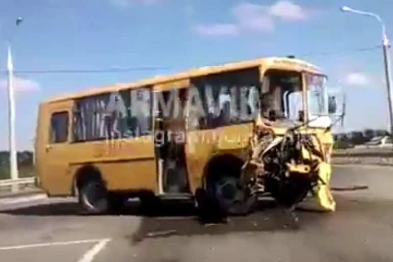 Школьный автобус попал в крупное ДТП на трассе под Гулькевичами