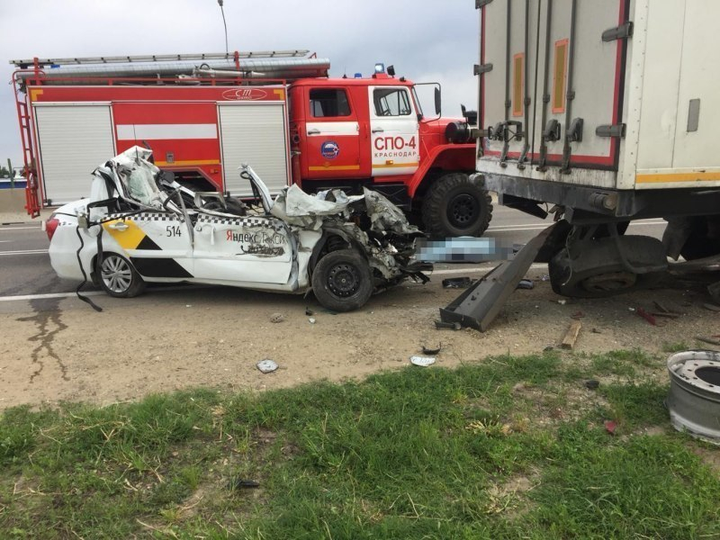 В жуткой аварии с «Яндекс.Такси» в Краснодаре погиб человек