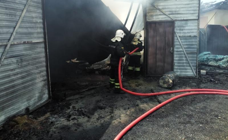Пожар на складе с полиэтиленом произошел в Краснодаре