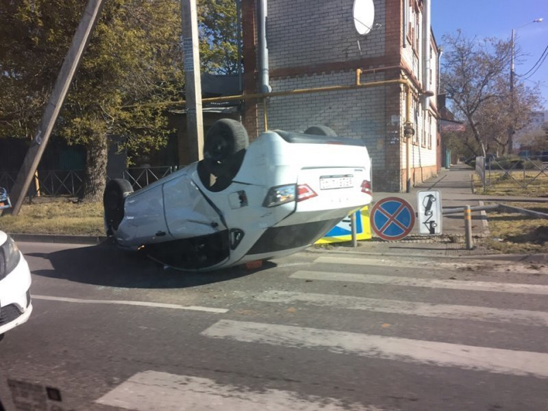 В центре Краснодара произошло ДТП, одна из машин перевернулась