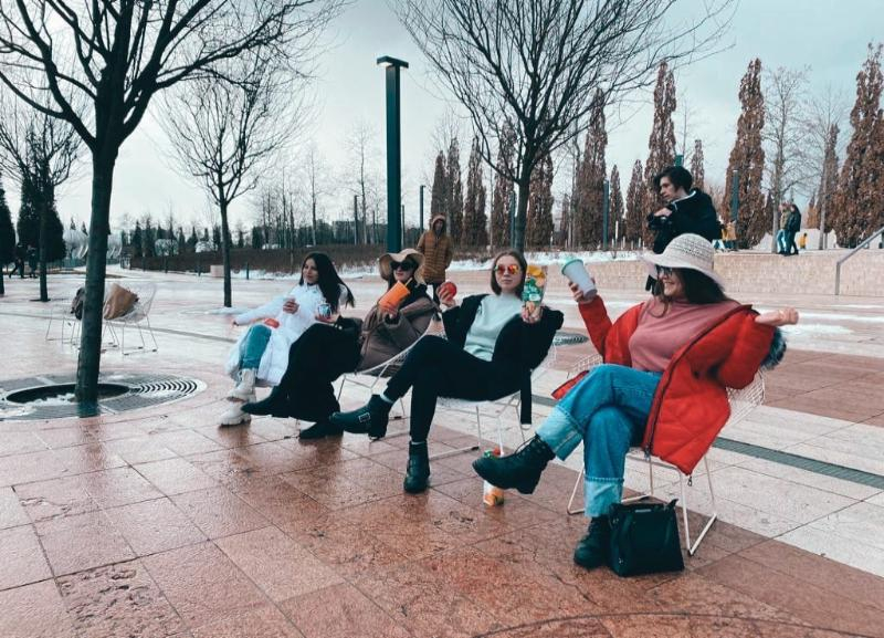 Зима в Краснодаре: в парке Галицкого появились продавцы снега