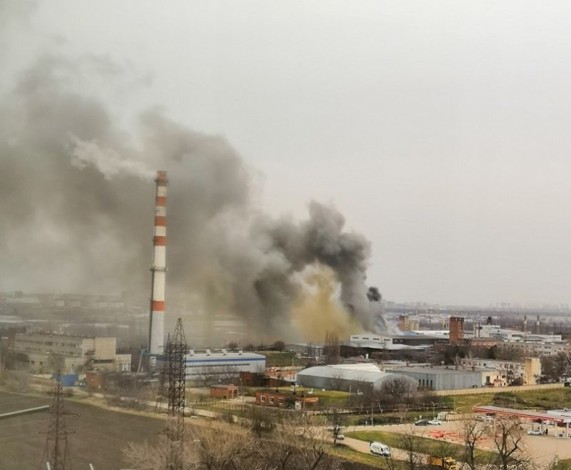 В Краснодаре загорелся склад с пластиком и бумагой, авиация готовится тушить