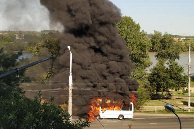 В Краснодаре на ходу загорелся пассажирский автобус