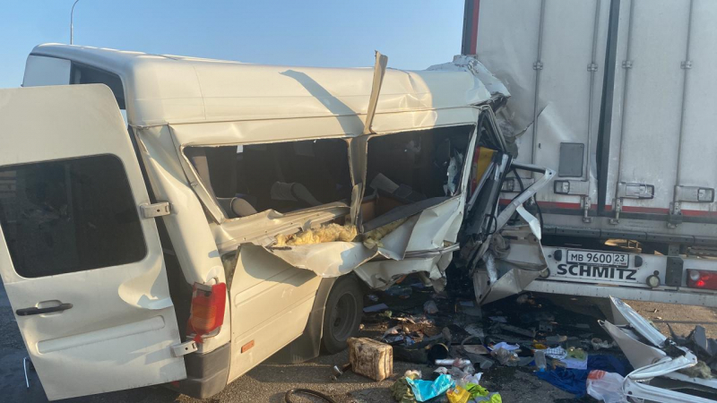 В Краснодарском крае автобус протаранил «КАМАЗ»: погибшая и 10 раненых
