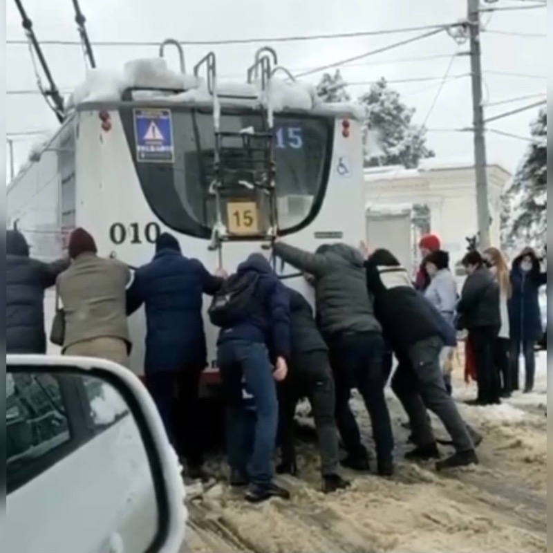 Русские богатыри в Краснодаре толкали троллейбус, застрявший из-за снега