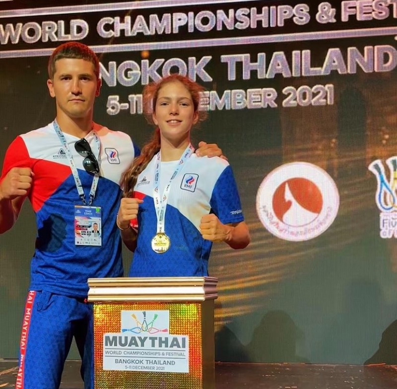 «Я не планирую уже никому уступать титул»: 13-летняя спортсменка завоевала золото на Чемпионате мира по тайскому боксу