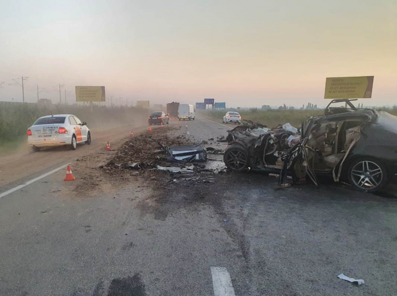 Водитель и двое пассажиров Mercedes погибли в ДТП с грузовиком под Краснодаром