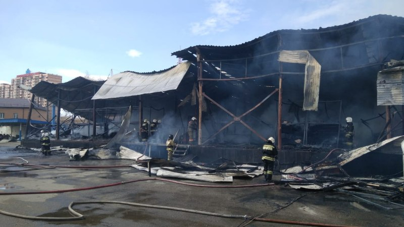Крупный пожар в краснодарском мебельном центре «Снежная королева»: открытое горение ликвидировали