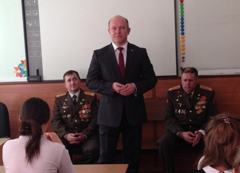 Гонял подростков за нарушение закона и поздравлял себя с Днем ВДВ депутат Гордумы Краснодара Лисицын