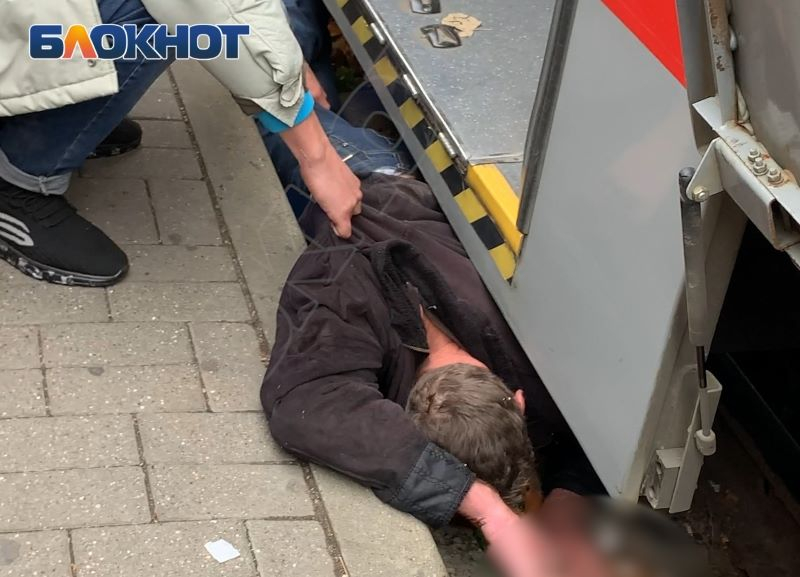 Появилось видео спасения пьяного мужчины из-под колес трамвая в Краснодаре