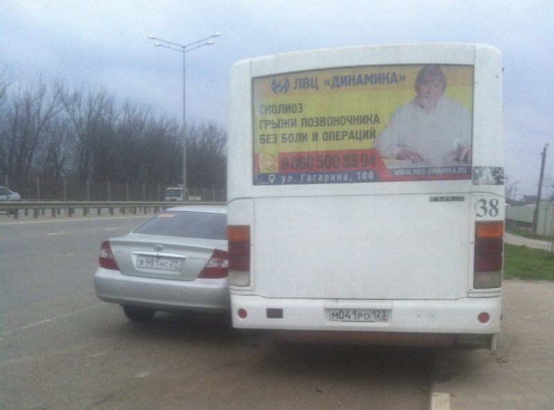 Водитель спровоцировал ДТП с маршруткой в Краснодаре и сбежал
