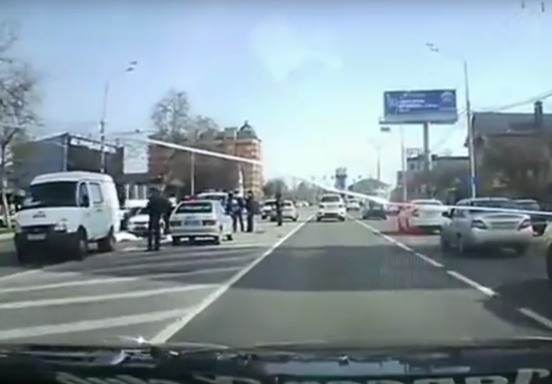 На «зебре» в Краснодаре сбили женщину: водитель пытался сбежать, но попал в ДТП