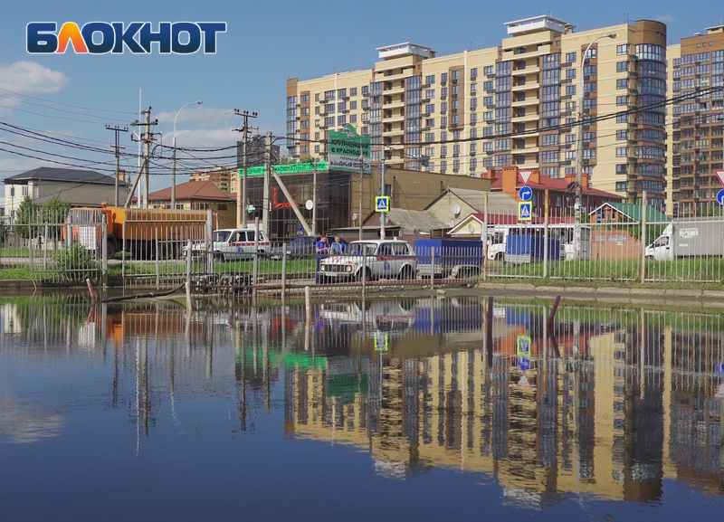 У одних тонут машины, другие плавают во дворе на лодке: в Краснодаре много лет затапливает улицу Аксайскую