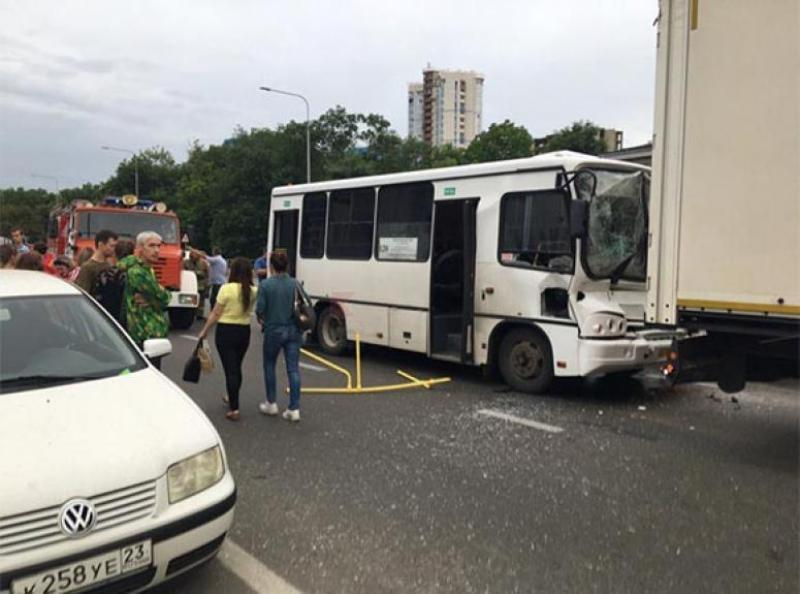 12 человек пострадали в ДТП с рейсовым автобусом и большегрузом в Краснодаре
