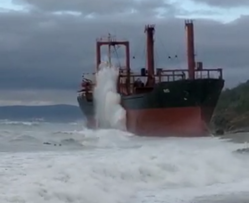 Шторм выбросил судно на берег возле Новороссийска