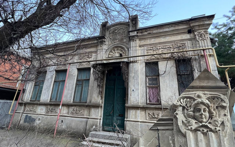 Иерусалимский крест и бог Чур: какую тайну хранит дом в старом центре Краснодара