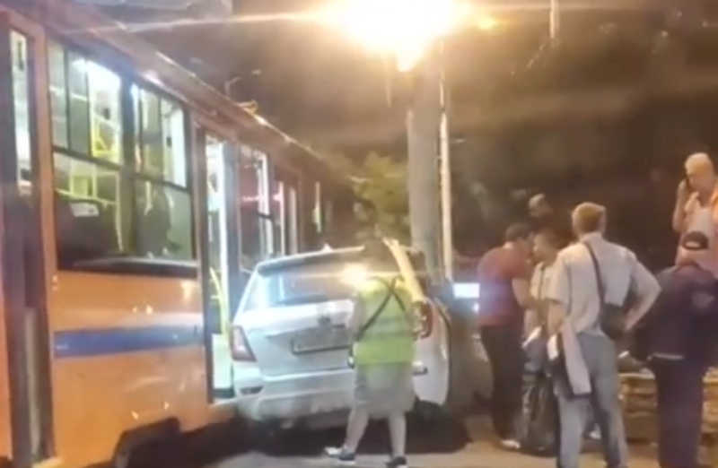 Иномарка протаранила трамвай в Краснодаре