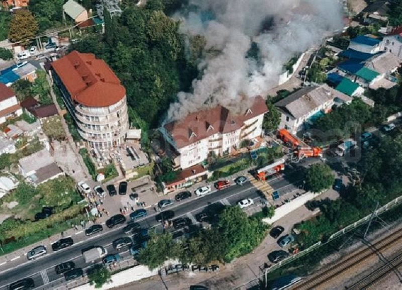 Из-за пожара в гостевом доме «Приморская +» в Сочи эвакуировали 20 человек