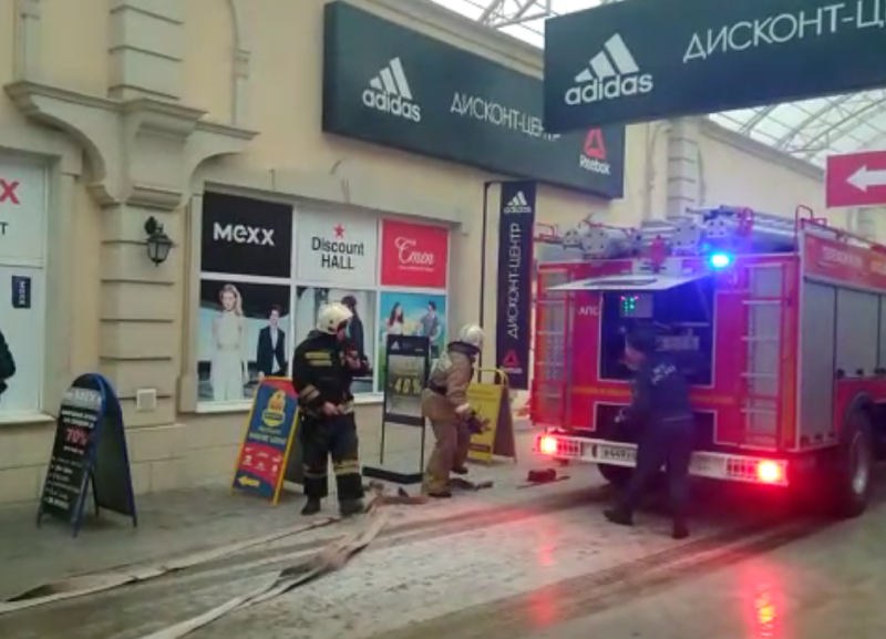 В краснодарском ТРЦ «Меридиан» загорелся один из магазинов