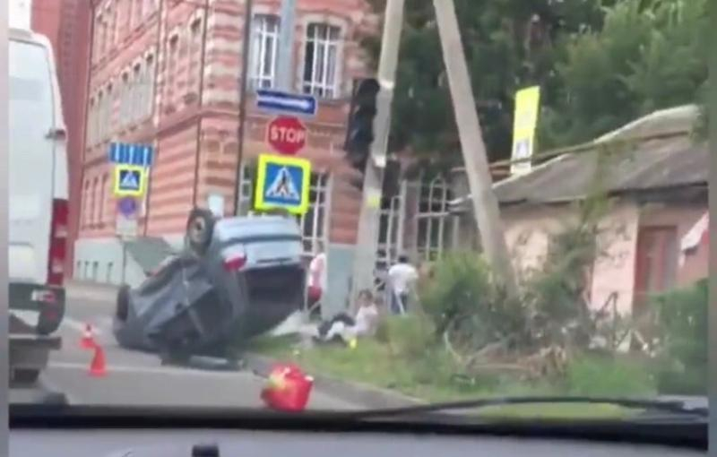 В центре Краснодара иномарка перевернулась на крышу после ДТП