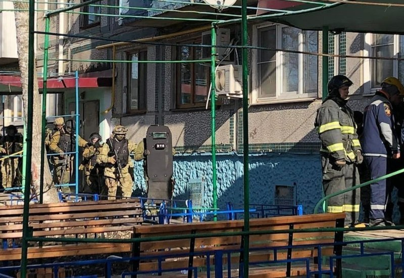 Психически нездоровый мужчина с газовым баллоном грозился взорвать многоэтажку в Краснодаре