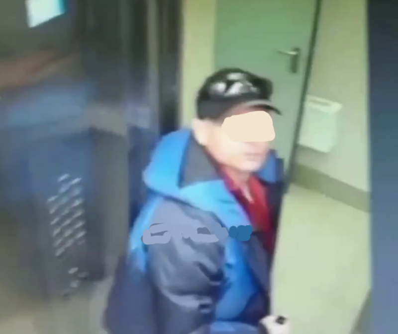 Мужчина справил нужду в лифте многоэтажки и попал на видео в Краснодаре