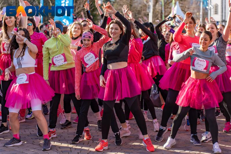 Красотки ЮФО устроили забег в розовых мини-юбках в Краснодаре: видео