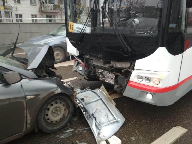 Девушка на огромной скорости влетала в новый троллейбус в Краснодаре