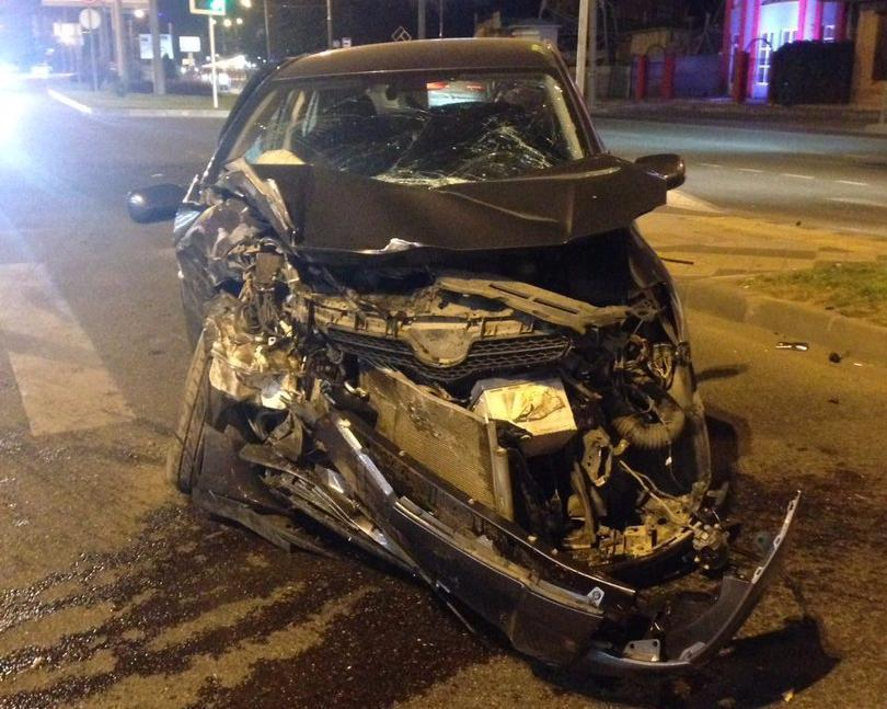 В Краснодаре предположительно пьяный водитель устроил аварию, пролетев на красный свет