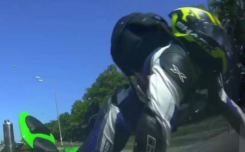 «Пешеходы из табакерки»: Опубликовано видео аварии знаменитого мотоциклиста Кубани