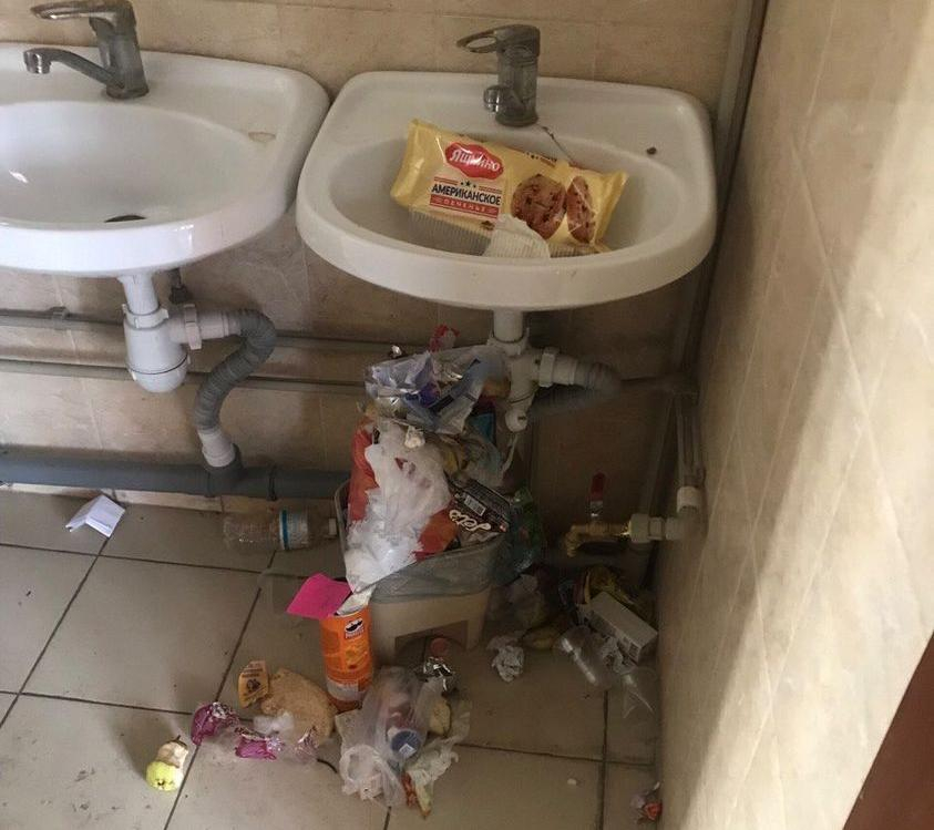 «Не пьют воду, боятся вдруг в туалет приспичит»: в краснодарских школах дефицит уборщиц и уборных