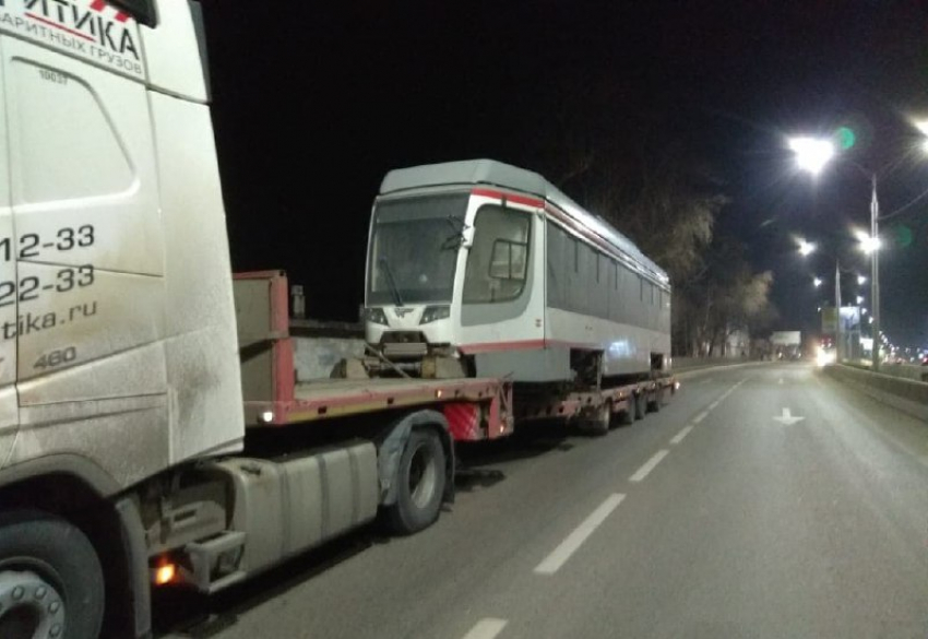 Первая ласточка: в Краснодар из Сибири прибыл новый трамвай
