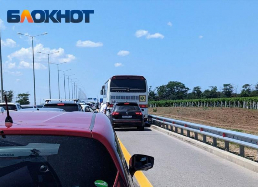 Сотни машин застряли на подъезде к Крымскому мосту — проезд закрыт